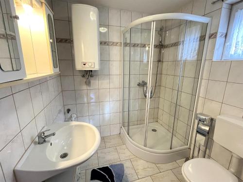 科尔平塞Ferienhaus Koelpinsee USE 2161的带淋浴、盥洗盆和卫生间的浴室