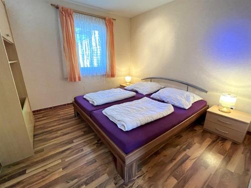 科尔平塞Ferienhaus Koelpinsee USE 2161的一间卧室配有一张带两个枕头的床