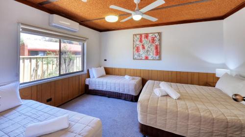 科罗瓦梅内雷斯汽车旅馆的客房设有两张床和窗户。