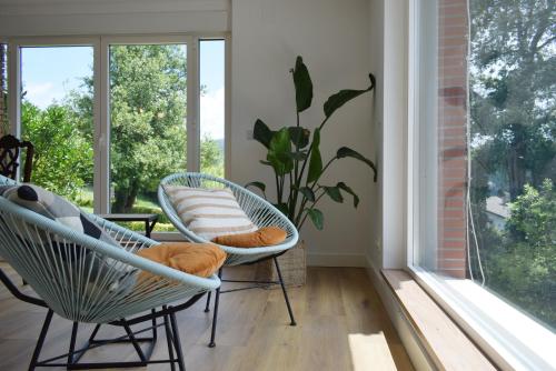 MallaviaAreitio etxea - casa con jardin的客厅配有两把椅子和窗户