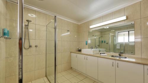 科罗瓦梅内雷斯汽车旅馆的带淋浴和盥洗盆的浴室
