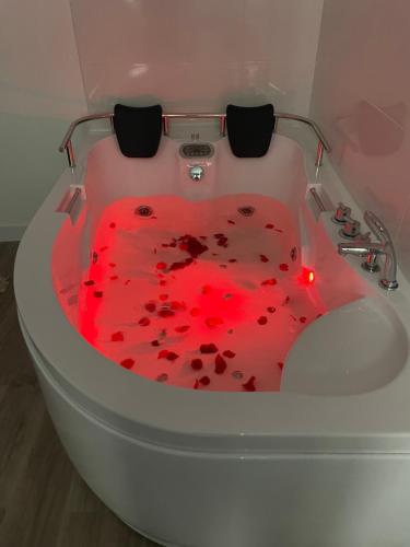 维戈Bouzasol的中间设有红色心的浴缸