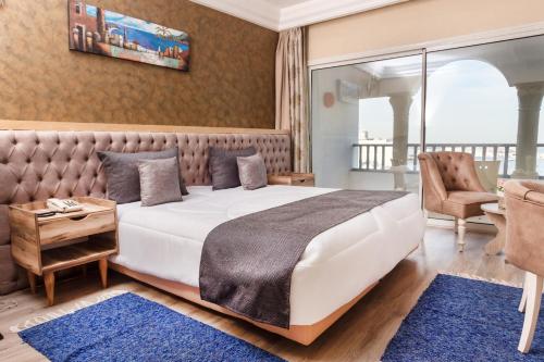 莫纳斯提尔Hotel El Habib Monastir的一间带特大号床的卧室和一个阳台