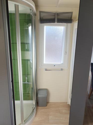RocbaronMobilhome的一间带窗户和卫生间的小浴室
