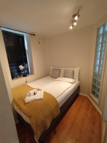 纳尔维克Central bus station apartment, wifi, tv的一间卧室配有一张带白色毛巾的床