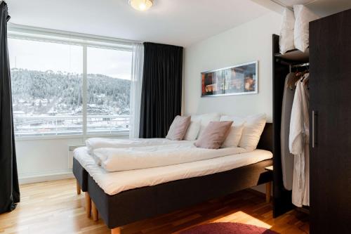 海尔斯堪赫尔酒店的一间卧室设有一张大床和大窗户