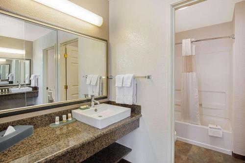 拉斯维加斯拉斯维加斯红石/萨默拉昆塔套房酒店的一间带水槽和镜子的浴室