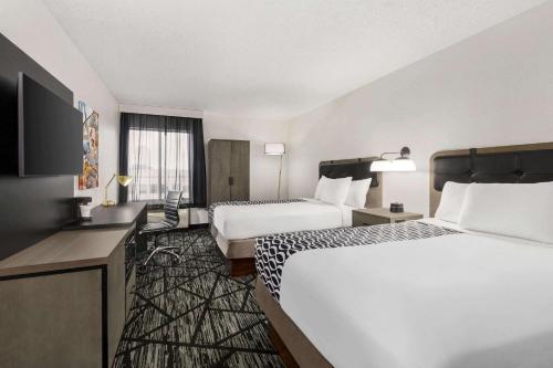 北奥姆斯特德克利夫兰机场西拉金塔酒店的酒店客房配有两张床和一张书桌