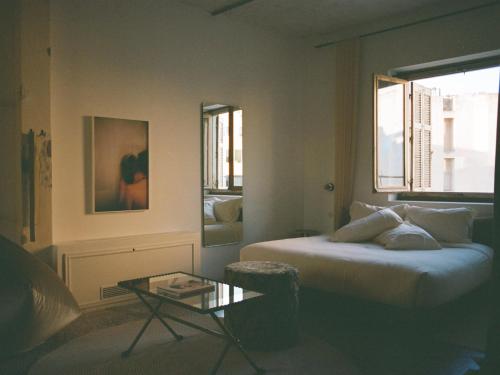 雅典Mona Athens的一间卧室配有一张床和一张桌子