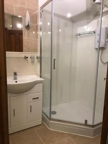 Ibstock波斯特豪斯酒店的带淋浴和盥洗盆的浴室