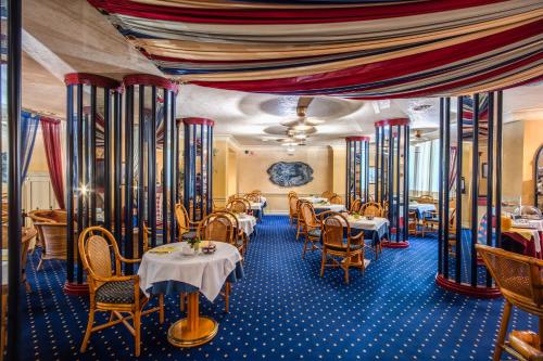 米兰奥瑞伽酒店的一间在房间内配有桌椅的餐厅