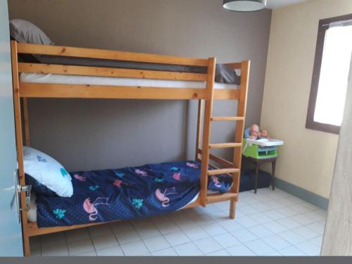 吕奥姆Ombre d'été的一间卧室设有两张双层床和梯子