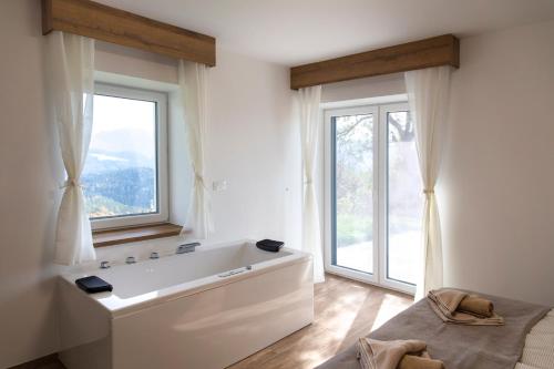 PrevaljeVila Marin的带浴缸的浴室和大窗户