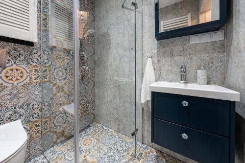 鲁达希隆斯卡Apartament Południowy的浴室配有蓝色水槽和淋浴。
