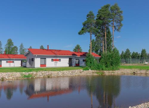 沃卡蒂卡汀库塔高级公寓假日俱乐部的湖边的白色房子,有红色屋顶