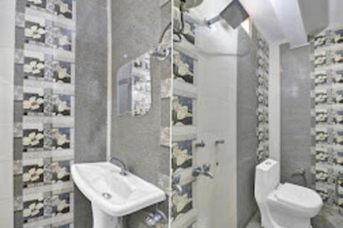 阿格拉Kaka Ji Palace By WB Inn的一间带水槽和卫生间的浴室