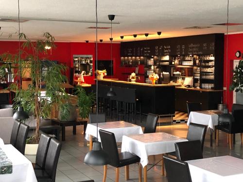 莱比锡阿斯特拉尔茵莱比锡酒店与餐厅的一间带桌椅的餐厅和一间酒吧