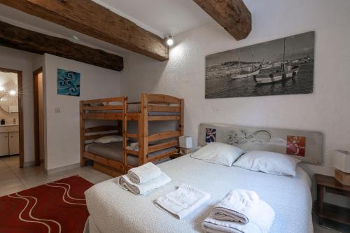 塞特港il porto的一间卧室配有带毛巾的床