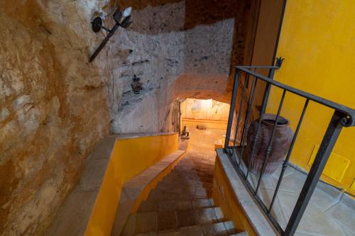 塔尔奎尼亚La Casa dell' Etrusco的石墙建筑中的楼梯