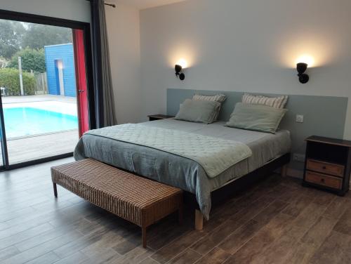 多吕多勒龙Les Naiades的一间卧室设有一张床和一个游泳池
