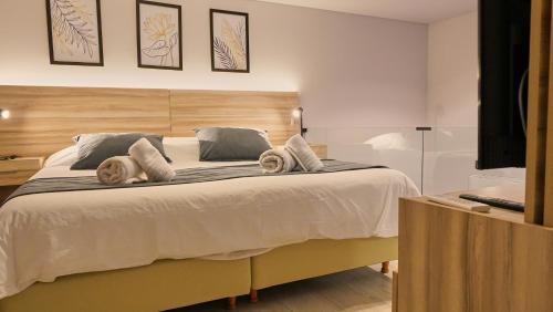 富内斯Ferrol Apart Hotel的一间卧室配有一张大床和毛巾
