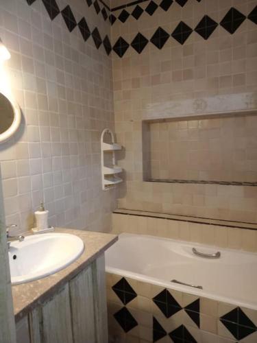 西迪·布·赛义德Élégante Maison ' in Sidi Bou Saïd confartable, Spacieux, Central的浴室配有盥洗盆和浴缸。