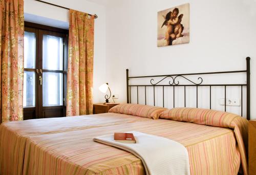 圣玛丽亚港月宫酒店的一间酒店客房,配有一张带毛巾的床