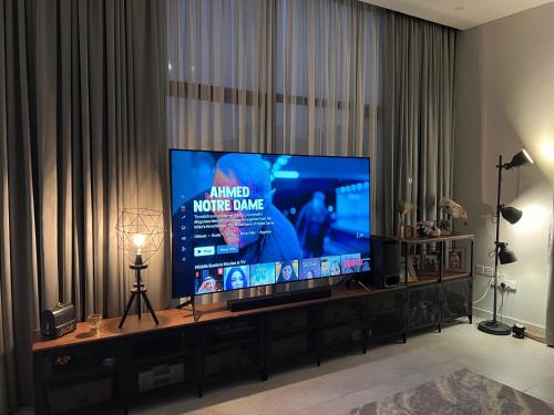 阿布扎比Casa Shakhbout的客厅里设有大屏幕平面电视