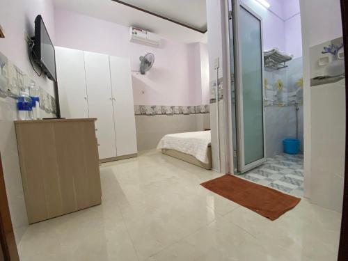 绥和市gau homestay的带淋浴、盥洗盆和镜子的浴室