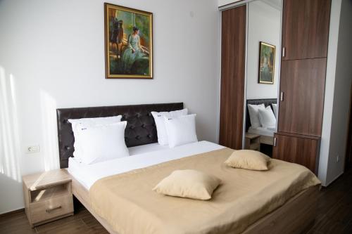波德戈里察Motel Celebic的一间卧室配有一张大床和两个枕头