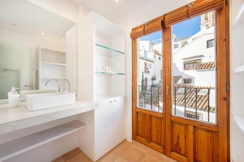 阿尔啼Porta Nova Suites Altea - Adults Only的一间带水槽和窗户的浴室
