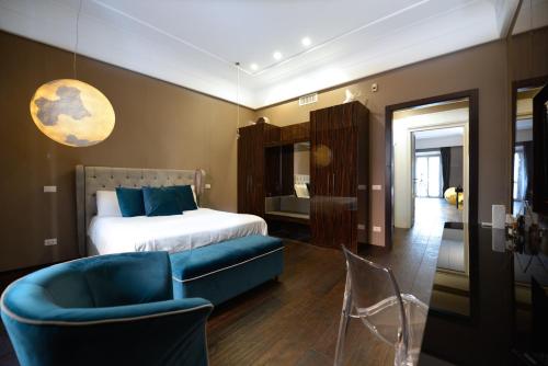 罗马The Babuino - Luxury serviced apartment的一间卧室配有一张床和一张蓝色椅子