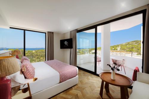 圣安东尼奥TRS Ibiza Hotel -Adults Only的酒店客房设有一张床和一个阳台。