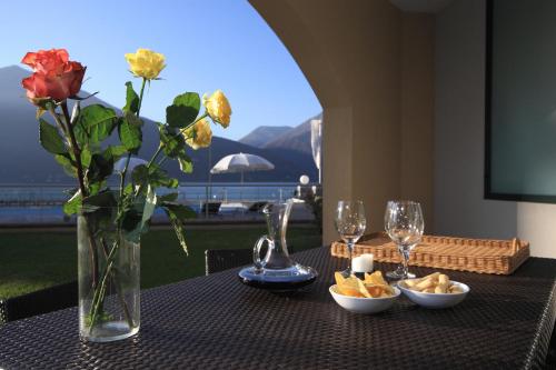 马卡尼奥格贝拉高尔夫湖滨公寓的一张带花瓶的桌子和一张美景桌子