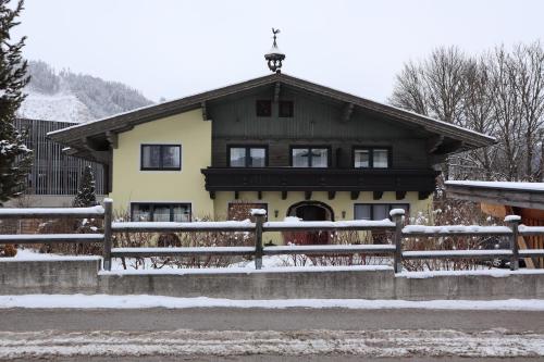 斯拉德明Landhaus-Appartements Warraich的雪中带围栏的房子