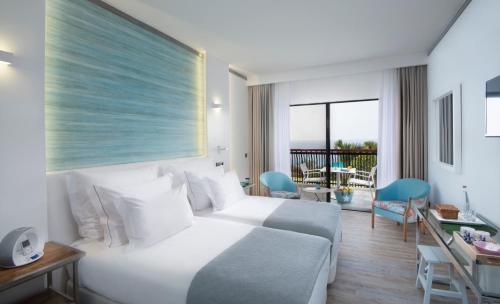 丰沙尔拜亚阿祖尔酒店的酒店客房设有一张床和一个阳台。