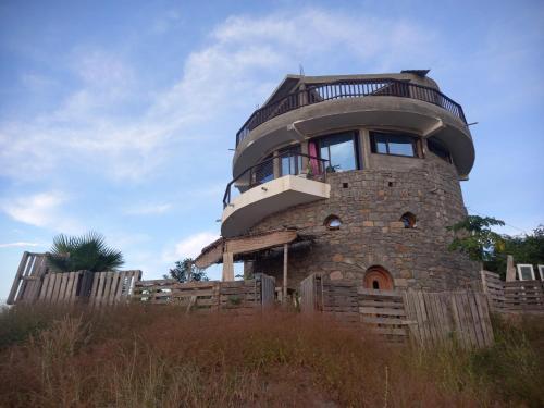 Ribeira da PrataCasa Fabrice的石塔顶上的圆屋