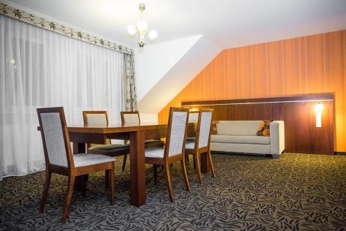 弗罗茨瓦夫省孔蒂Pokoje hotelowe Azyl的一间带桌椅和沙发的用餐室