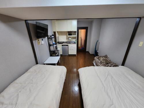 大阪MORI Apartment2 道頓堀(Dotonbori) 1K的一间小房间,配有两张床和厨房