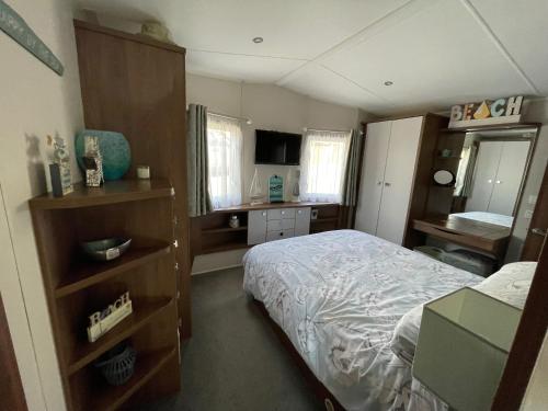 OttertonLadram Bay Holiday Park D54的一间小卧室,配有一张床和一个梳妆台