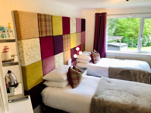 史宾桥远山宾馆的酒店客房设有两张床和窗户。