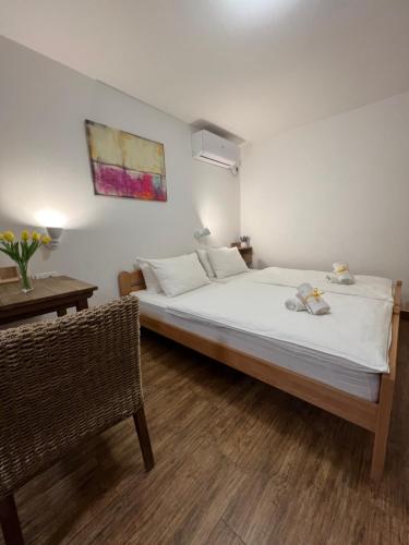 诺维萨德Villa Klara的卧室配有一张白色的大床和一张桌子