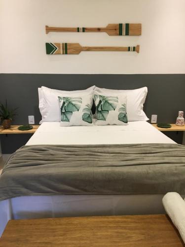 伊卡普伊Sua casinha de férias em Icapui CE的卧室配有一张带白色床单和枕头的大床。