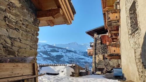 圣莫里斯堡Bourg Saint Maurice Les Arcs - maisonnette grand confort dans charmant village de montagne !的从村庄的一条小巷里看到的