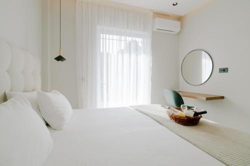 科斯镇Aelia Prime Experience 3的白色的卧室配有一张白色的大床和镜子