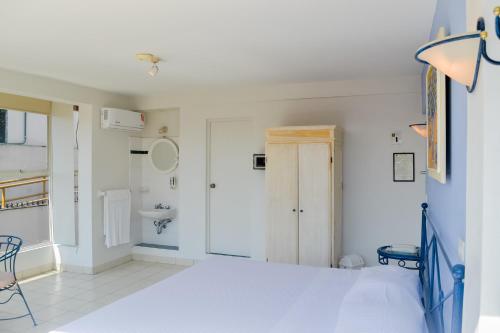 贾拉普巴尔空德尔阿尔福利兹酒店的一间卧室配有床和水槽