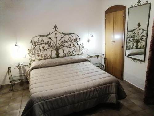 巴里hotel de rossi的一间卧室配有一张大床和镜子