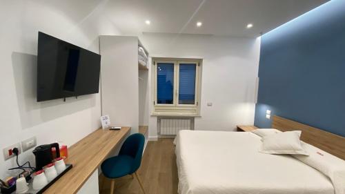 索伦托B&B MoMi Sorrento的一间卧室配有一张大床和一张蓝色椅子