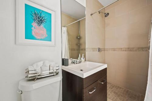 北迈阿密海滩Amazing 3 Bed House with Gameroom and Fun Backyard的一间带水槽、卫生间和镜子的浴室
