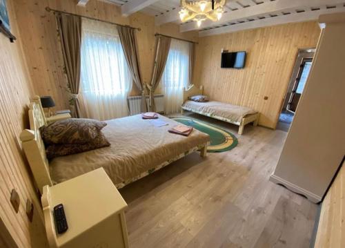 沙安Приватна садиба Шаянське джерело的一间卧室配有一张床、一张沙发和一台电视。
